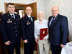 Саратовский ветеран отпраздновал 100-летие с полицейскими