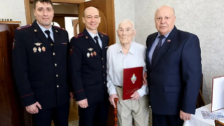 Саратовский ветеран отпраздновал 100-летие с полицейскими