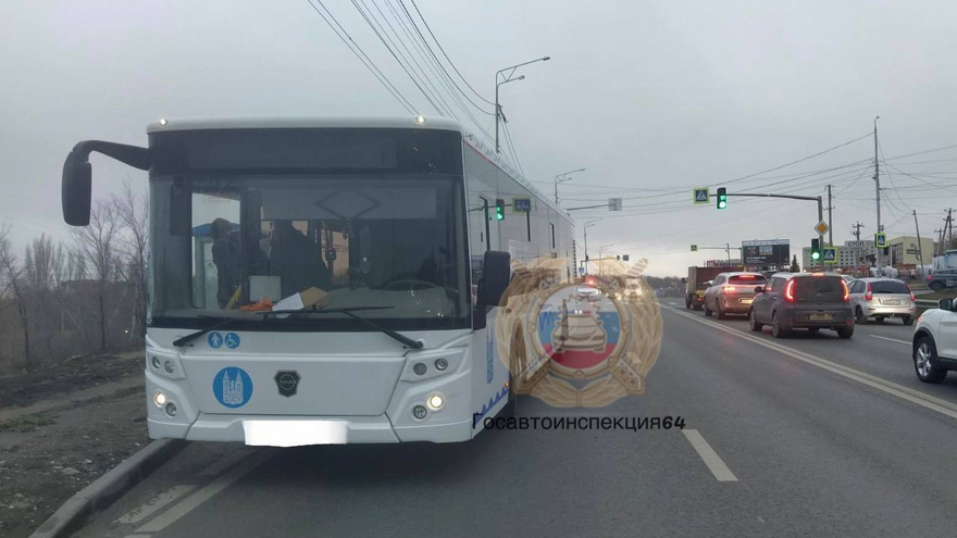 В Саратове автобус № 90 сбил прохожего: полиция ищет очевидцев