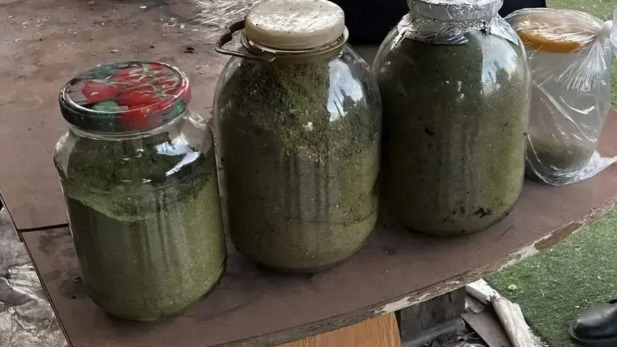 У сельчанина нашли 2,5 кг марихуаны в банках