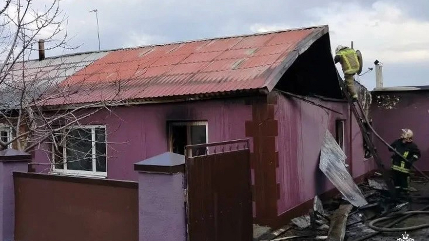 130-метровый пожар под Саратовом: женщина попыталась спасти ценные вещи и обгорела