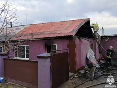 130-метровый пожар под Саратовом: женщина попыталась спасти ценные вещи и обгорела