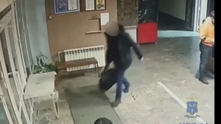 Уголовник украл из общественной бани телефон, наушники и банковские карты
