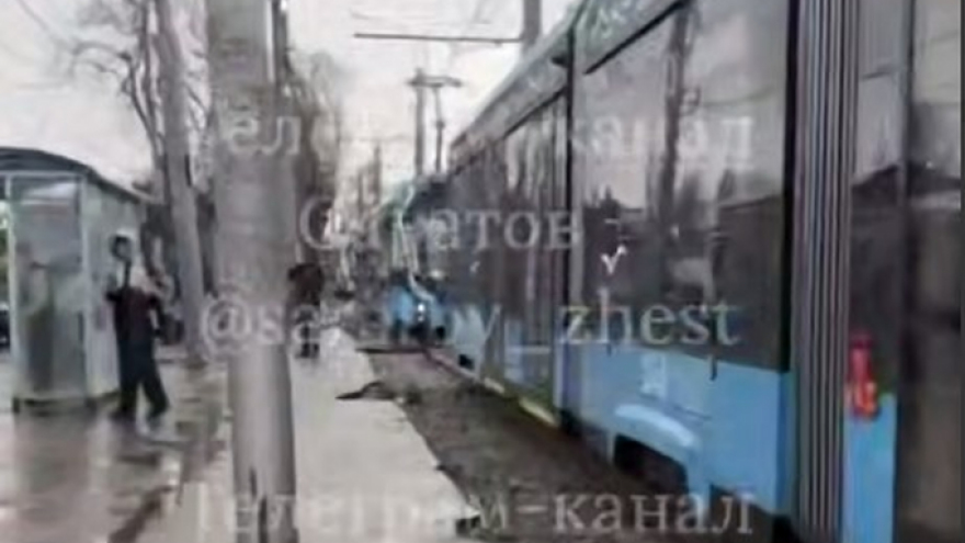 В Саратове при резкой остановке трамвая покалечилась женщина