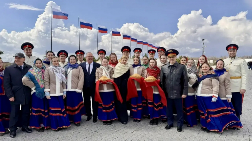 Сотрудники СК высадили кедр на месте приземления Гагарина