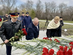 Сотрудники СК высадили кедр на месте приземления Гагарина