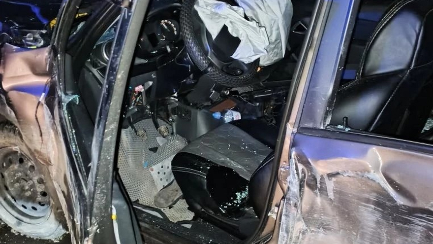 Под Саратовом КамАЗ разбил легковушку