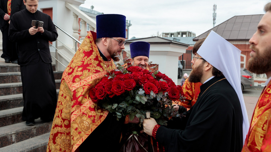 В Саратове встретили Благодатный огонь из Иерусалима