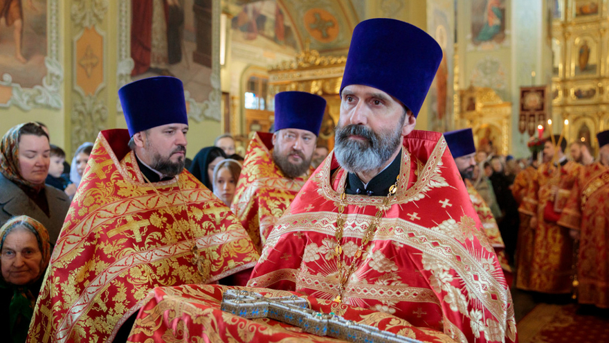 В Саратове встретили Благодатный огонь из Иерусалима