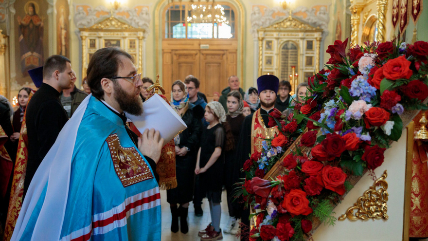 В Саратове встретили Благодатный огонь из Иерусалима