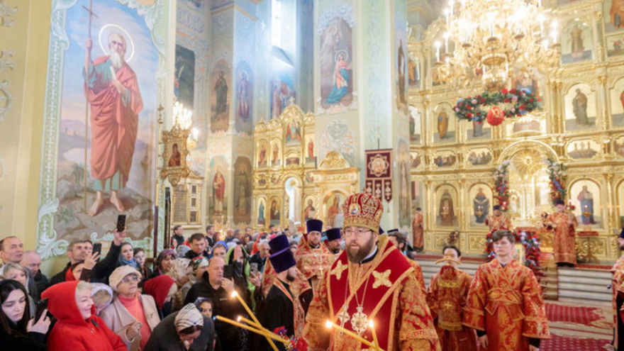 В Саратове встретили Благодатный огонь из Иерусалима