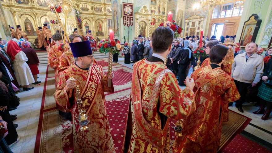 В Саратове встретили Благодатный огонь из Иерусалима