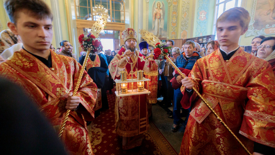 В Саратове встретили Благодатный огонь из Иерусалима