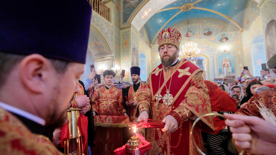 В Саратове встретили Благодатный огонь из Иерусалима