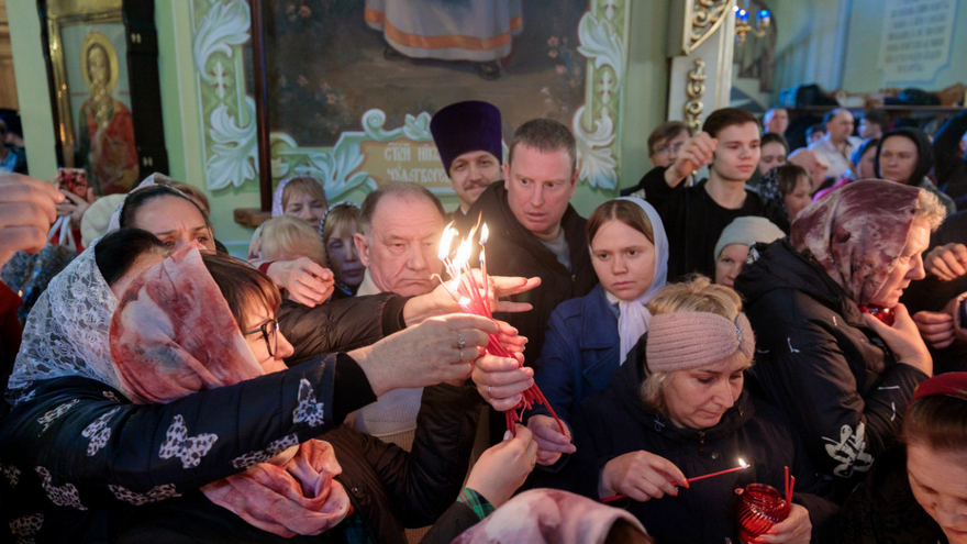 В Саратове встретили Благодатный огонь из Иерусалима