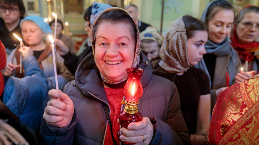 В Саратове встретили Благодатный огонь из Иерусалима