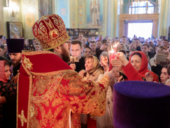 В Саратове встретили Благодатный огонь из Иерусалима