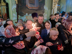 В Саратове встретили Благодатный огонь из Иерусалима