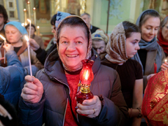 В Саратове встретили Благодатный огонь из Иерусалима