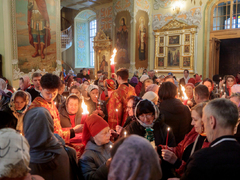 В Саратове встретили Благодатный огонь из Иерусалима