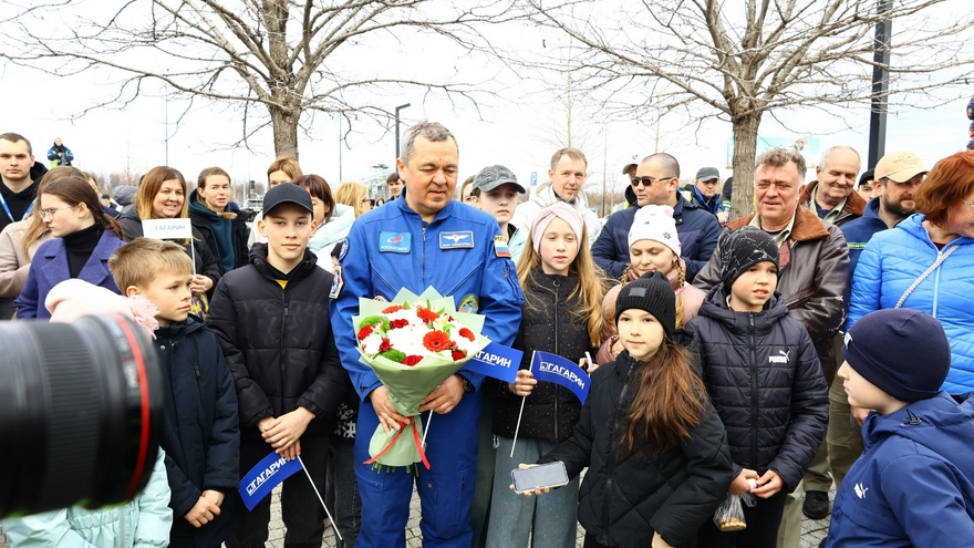 В аэропорту Гагарин открыли памятный знак космонавту Олегу Скрипочке