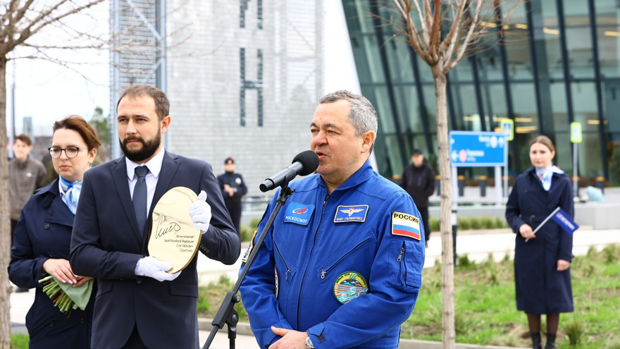 В аэропорту Гагарин открыли памятный знак космонавту Олегу Скрипочке