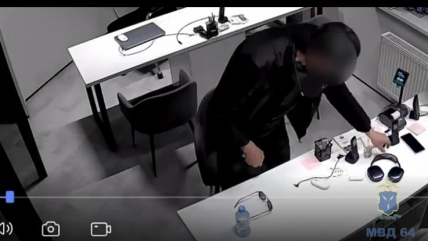 Кража дорогостоящих наушников в фитнес-центре Саратова попала на видео