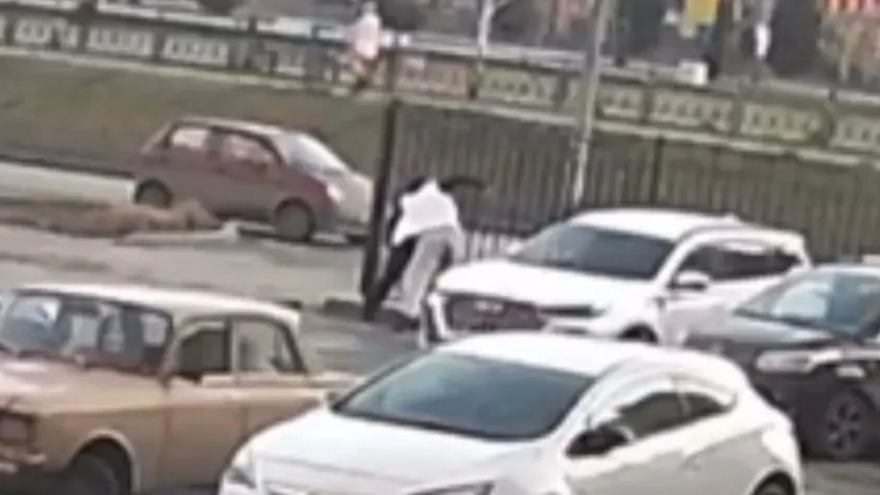 В Саратове студент-автохам разбил голову прохожему