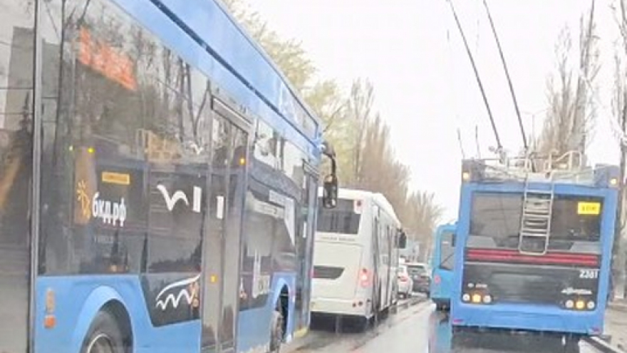 В Саратове на затопленной после дождя дороге встали троллейбусы