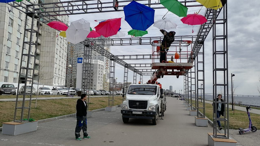Предпринимателя из Санкт-Петербурга обязали вернуть 12 млн за конструкцию с зонтиками для Саратова