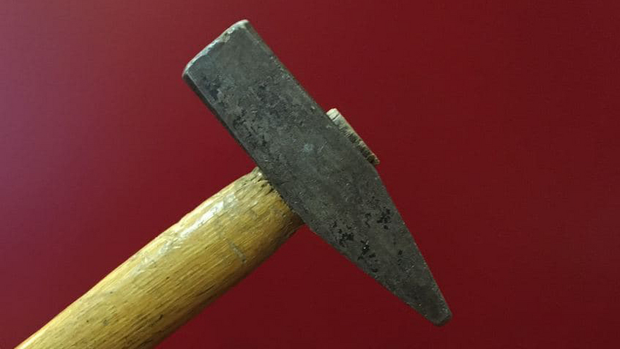 В Саратовской области мужчина с молотком накинулся на односельчанина 