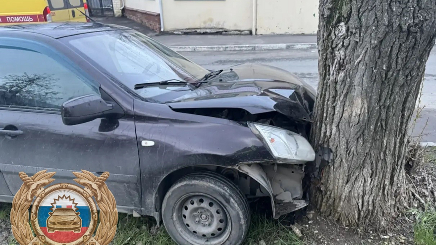 В Саратове пенсионер на Datsun влетел в дерево 