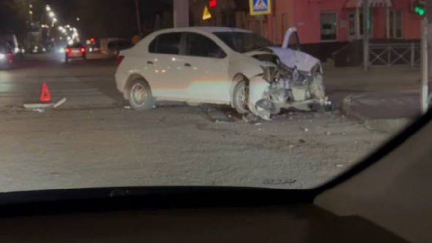 В центре Саратова попавшая в ДТП легковушка перевернулась на крышу