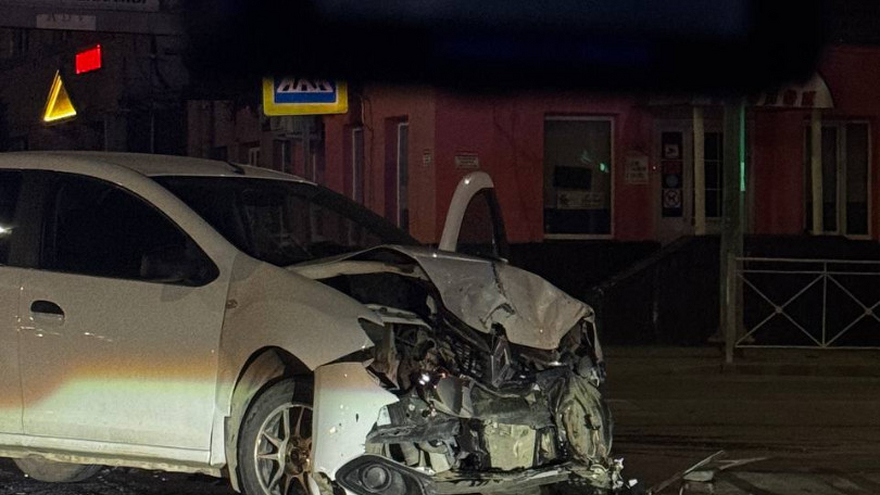 В центре Саратова попавшая в ДТП легковушка перевернулась на крышу