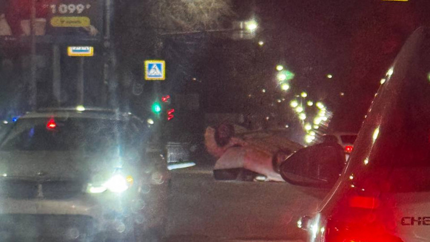 В центре Саратова попавшая в ДТП легковушка перевернулась на крышу