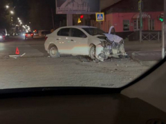 В центре Саратова попавшая в ДТП легковушка перевернулась на крышу