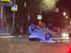 В центре Саратова попавшая в ДТП легковушка перевернулась на крышу