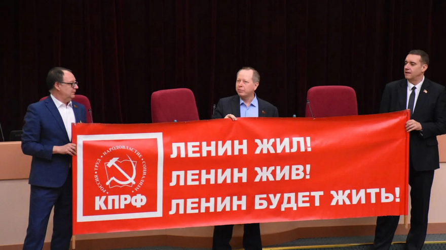 Саратовских депутатов и чиновников поздравили с днем рождения Ленина