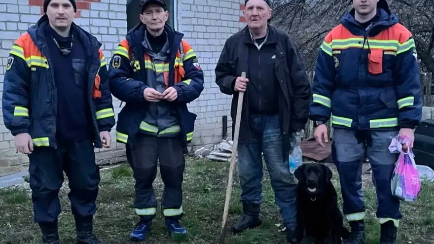 Под Саратовом спасатели нашли в ночном лесу заблудившегося мужчину