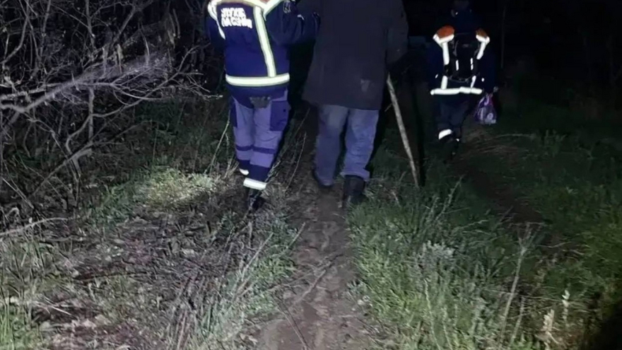 Под Саратовом спасатели нашли в ночном лесу заблудившегося мужчину