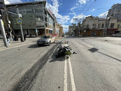 Автомобилисты сбили девушку-пешехода и мотоциклиста