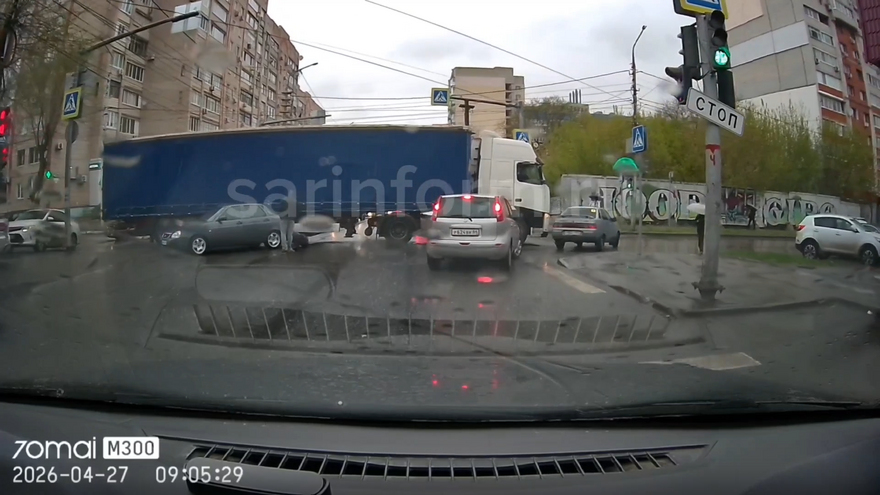 В центре Саратова из-за аварии с фурой возникли заторы (видео)