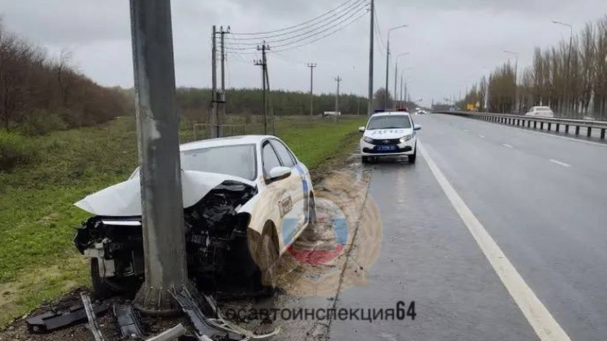 В Саратове иномарка с логотипом Яндекс Драйв протаранила столб