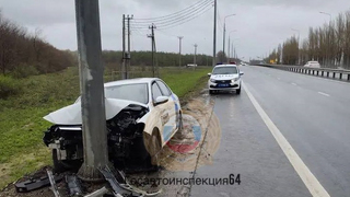 В Саратове иномарка с логотипом Яндекс Драйв протаранила столб