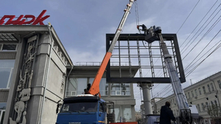 В Саратове демонтировали билборд около цирка