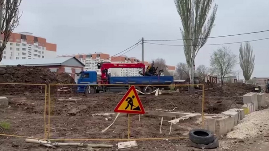 В Энгельсе оперативно ремонтируют коллектор на Менделеева
