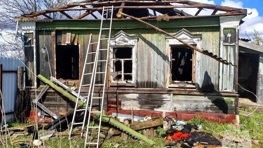 В сгоревшем сельском доме нашли мертвую пенсионерку