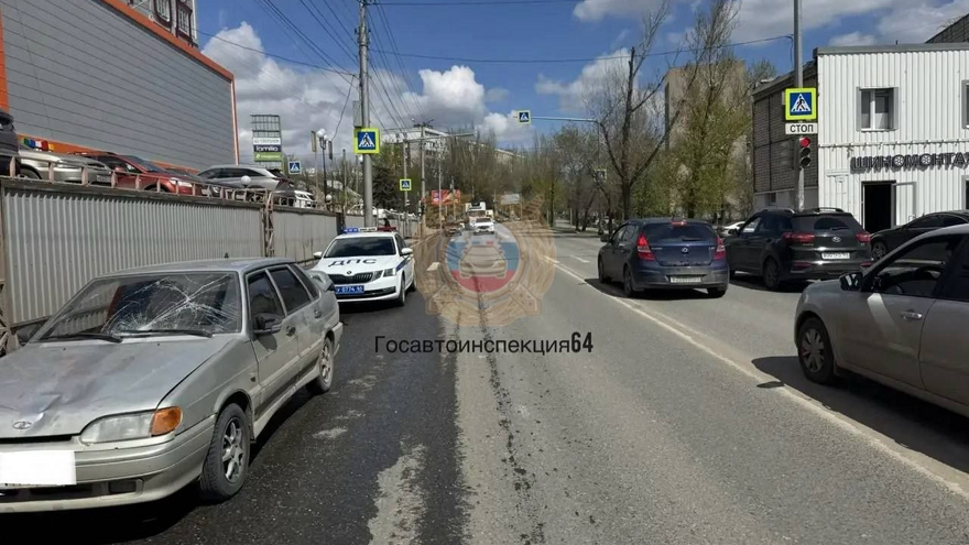 В Саратове ВАЗ сбил пенсионерку и девочку у ТЦ Город
