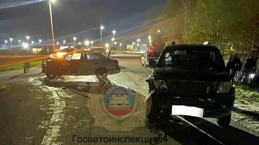 В Саратове пассажирка внедорожника пострадала в ДТП