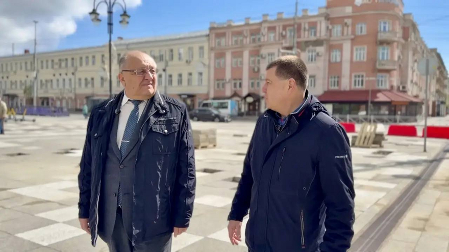 В Саратове до 8 мая заменят поломанные плитки на площади Кирова